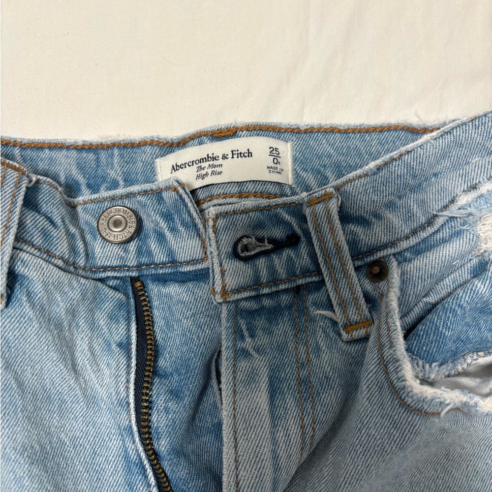 A&F The Mom High Rise Jeans - Picture 3 of 4